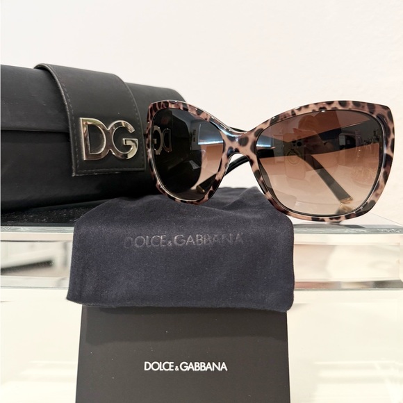 🕶️✨ Dolce & Gabbana Leopard Sunglasses with Gold Toned Accents & Accessories - Picture 5 of 16